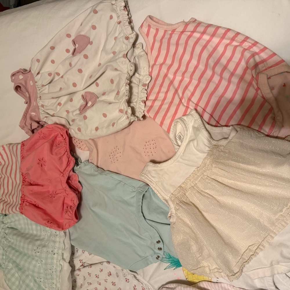 17 piece baby Gap bundle 6-12 months - Picture 4 of 7